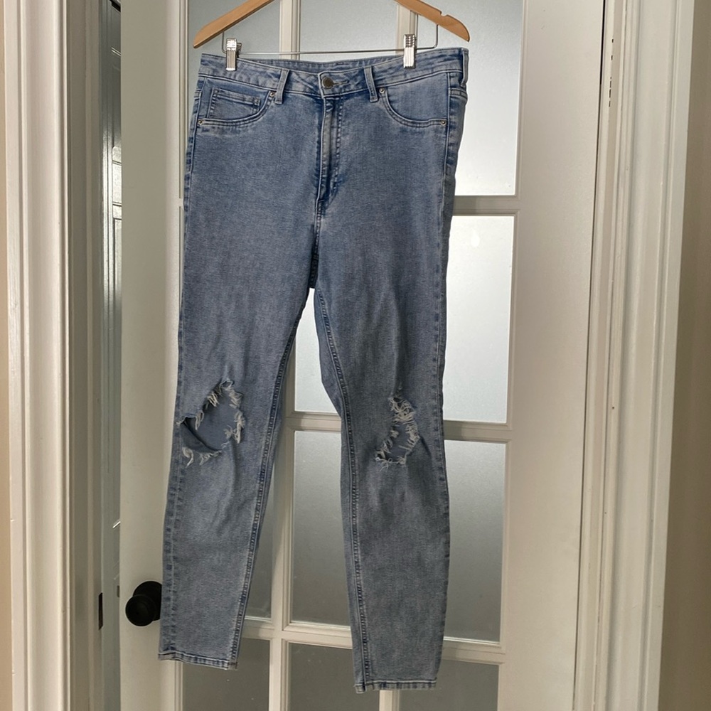 Stretchy denim ripped knees